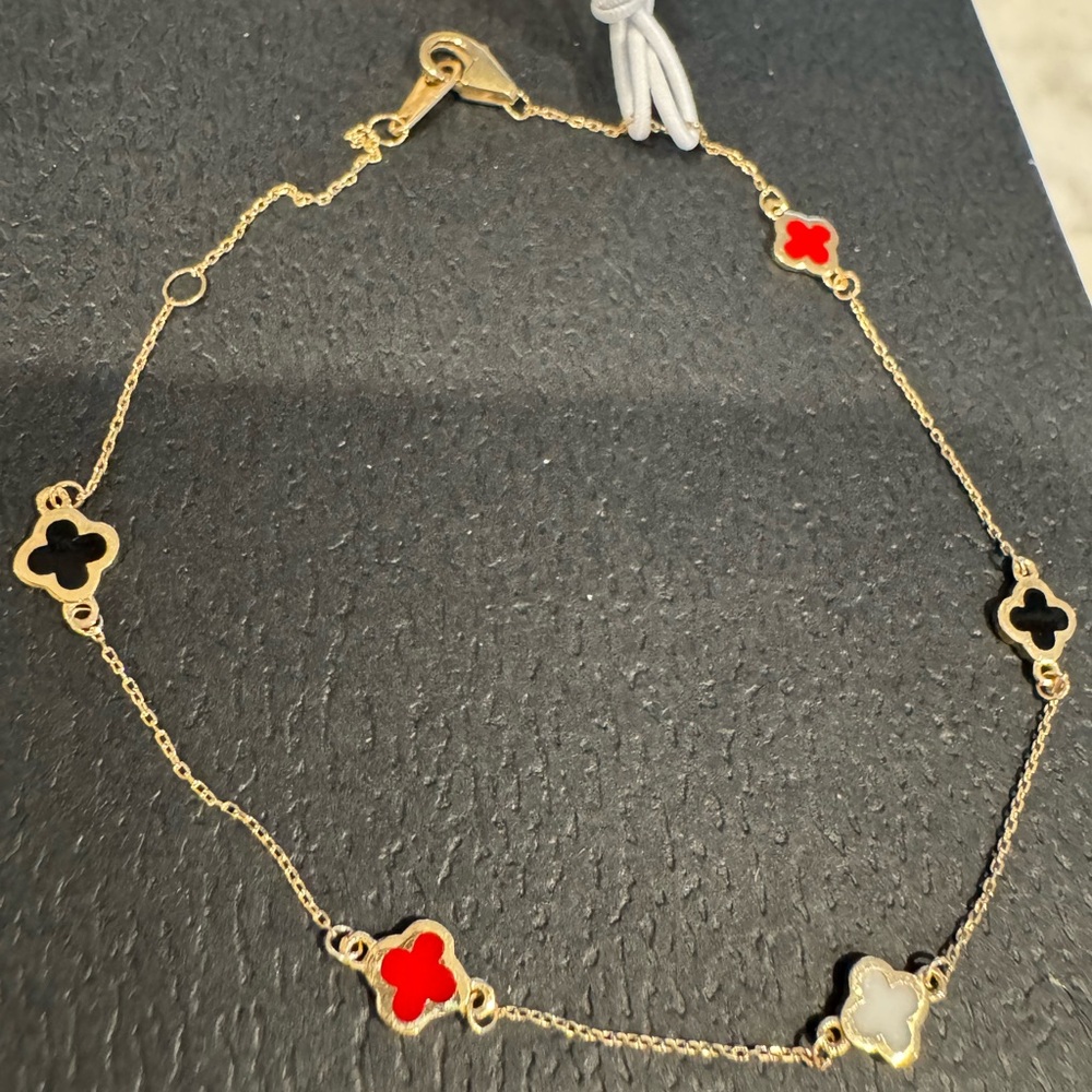Elegant 14k Gold motif Bracelet